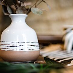 Kaunis pieni maljakko.