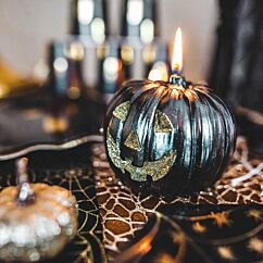 Iso musta halloween kurpitsa kynttilä kulta-glitterillä.