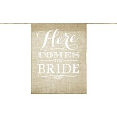 Rustiikkinen banneri häätilaisuuksiin, jossa lukee "Here comes the bride".