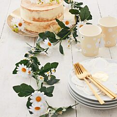 kesäinen kukkaköynnös valkoisilla silkkikukilla