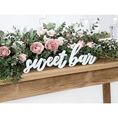 Valkoinen puinen kyltti "sweet bar".