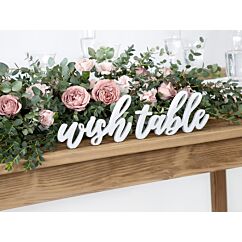 Valkoinen puinen kyltti "wish table".