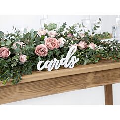 Valkoinen puinen kyltti "cards".