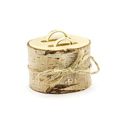 Aidosta puusta tehty sormustyyny, jossa tilaa kahdelle sormuksille. 