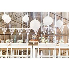 Lippu-viirinauha jossa laserleikatut kuviot.