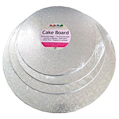 Näyttävä hopeinen kakkualusta.