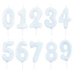 Valkoinen numerokakkukynttilä glitterillä.