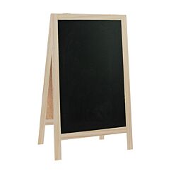 Kaksipuolinen seisova puinen liitutaulu.