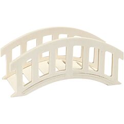 Pieni puinen kaareva minisilta miniatyyrimaailmaan.