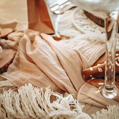 Vaalea luonnonruskea / hasselpähkinä- värinen musliinikangas.