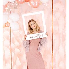 Valkoinen valokuvauskehys "She said yes!" polttareihin.