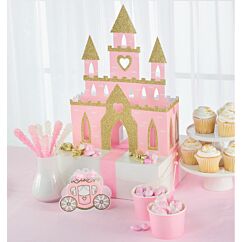 Vaaleanpunainen kartonkinen prinsessalinna kultaglitterillä.