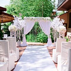 Valkoinen pitkä matto, 1 x 15 metriä.