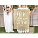 Rustiikkinen banneri häätilaisuuksiin, jossa lukee "Here comes the bride".