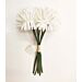 En bukett vita konstgjorda dahliablommor. 6 st blommor.